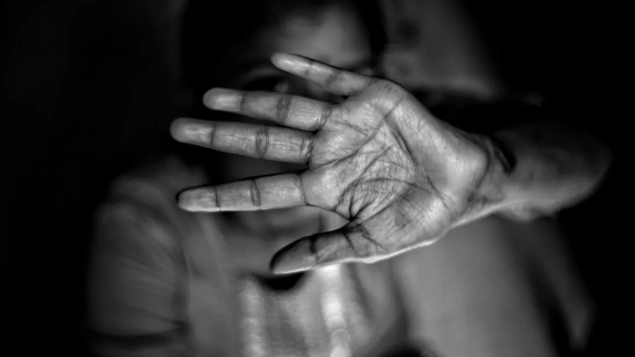 S-a prefăcut că vrea să-i ajute, dar şi-a bătut joc de ei. Noaptea îi viola, iar ziua îi trimitea la cerşit