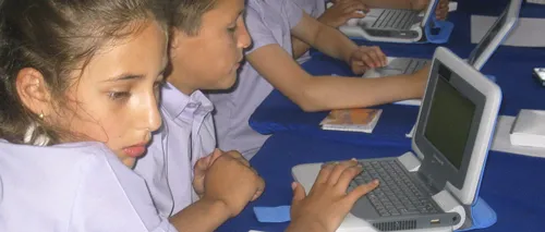 Elevii defavorizați pot primi 200 de euro de la stat pentru a-și cumpăra tablete și calculatoare