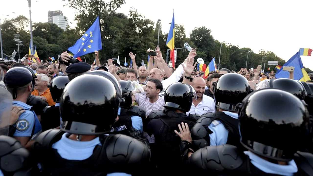 Jandarmeria, în alertă! Protestatarii din Piața Victoriei au primit amenzi în valoare de 7.000 de lei