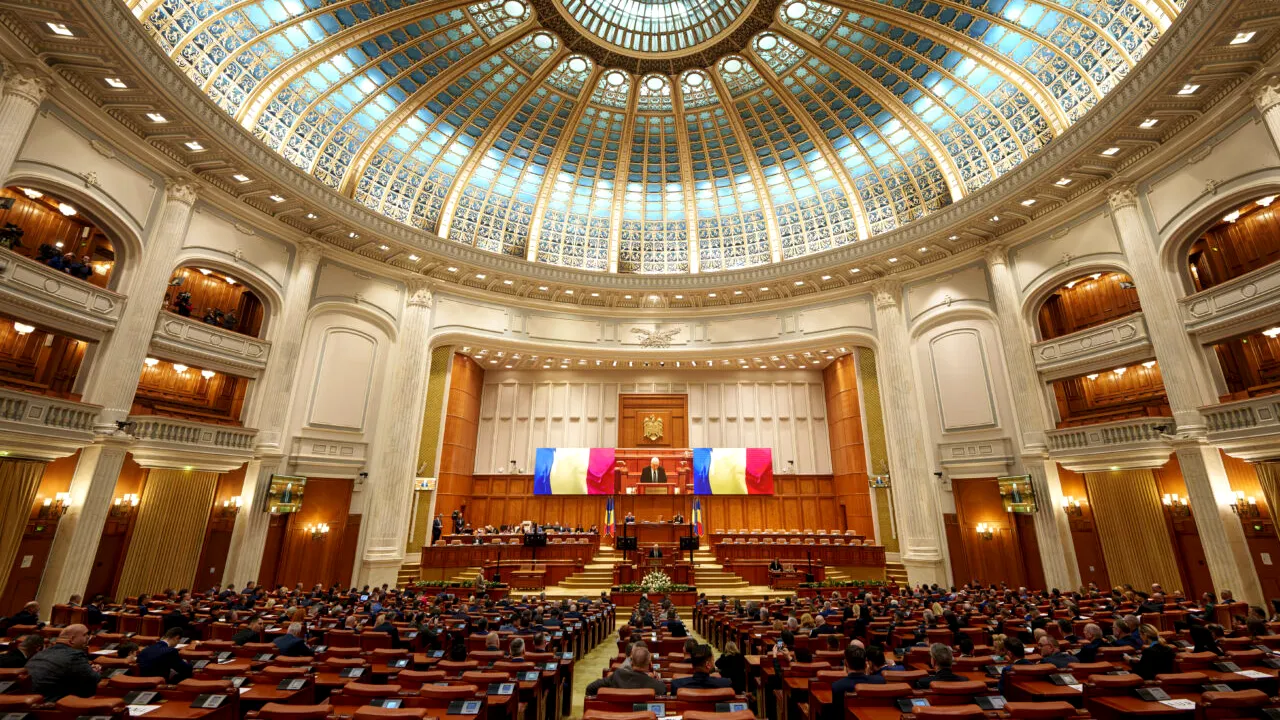 Proiect în Parlament: Deputații și senatorii să fie mobilizați în caz război / Fost președinte CCR: „E o nebunie” / Ce prevede Constituția