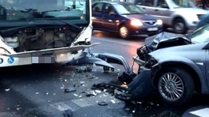 Opt răniți, după ce un autobuz și o mașină s-au ciocnit în București