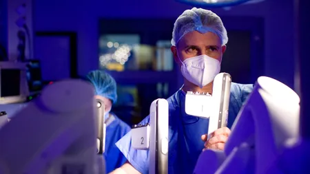 Care sunt avantajele chirurgiei robotice urologice (P)