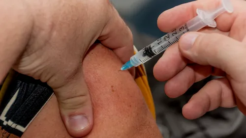 Ministerul Sănătății: Vaccinurile anti-COVID-19 disponibile în România permit donarea de sânge imediat după vaccinare