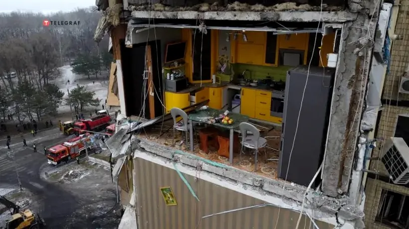 Imaginile durerii în Dnipro, după atacul rusesc asupra unui bloc de locuințe: o bucătărie galbenă rămasă aproape intactă. Cel puțin 40 de morți