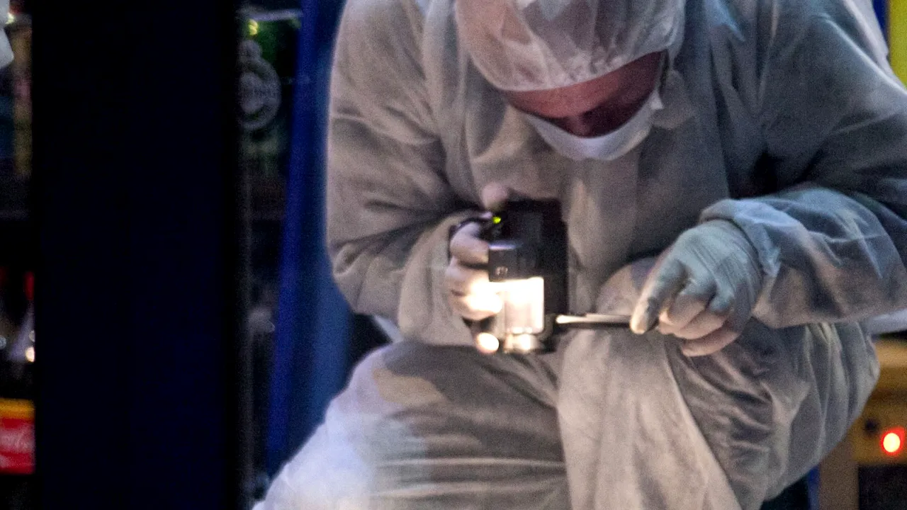 O profesoară a fost arestată după ce poliția a descoperit „multiple fluide biologice