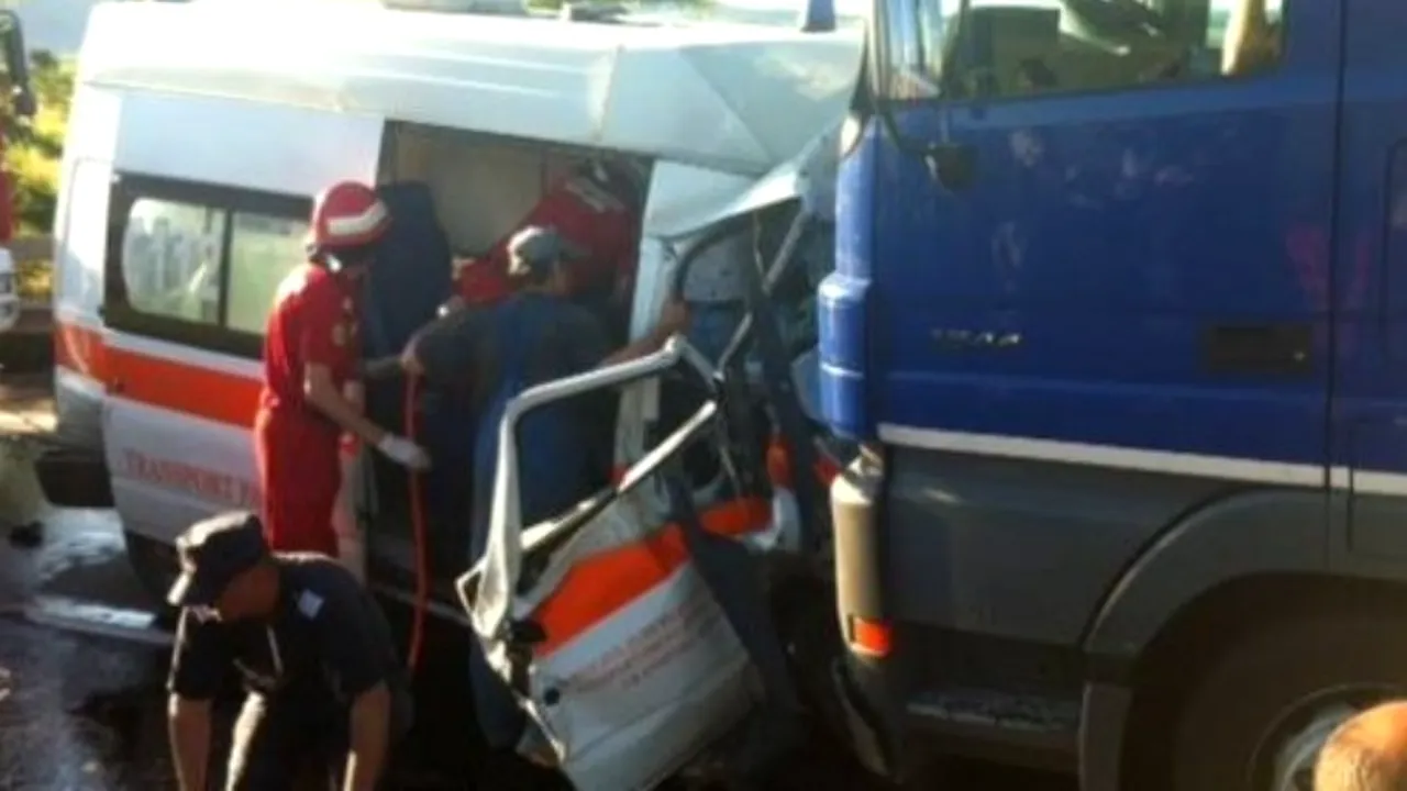 Ultimele ore ale unor vieți pline de durere. Doi copii au murit în ambulanță, izbiți de un TIR de pe contrasens. Erau veri și aveau aceeași suferință