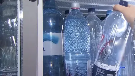 Apa îmbuteliată este tot mai SCUMPĂ, în România. Cât cheltuiește o familie pe acest produs, în fiecare lună