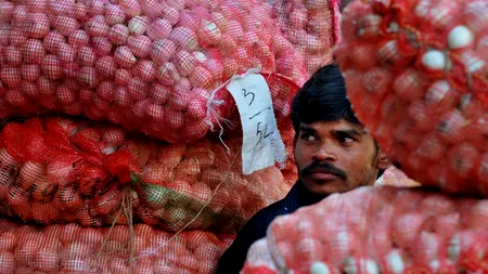 Creșterea de peste trei ori a prețului cepei în ultimul an în India pune în pericol guvernul. Două guverne au căzut în ultimele decenii din cauza acestei probleme