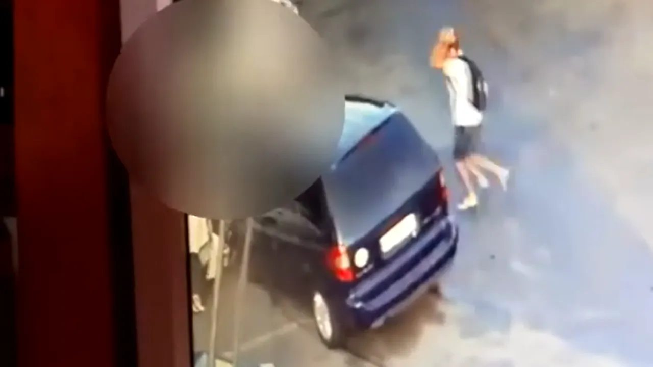 Un adolescent de 15 ani a lovit cu mașina o mamă care își plimba copilul într-o parcare, în Alexandria. VIDEO cu momentul accidentului
