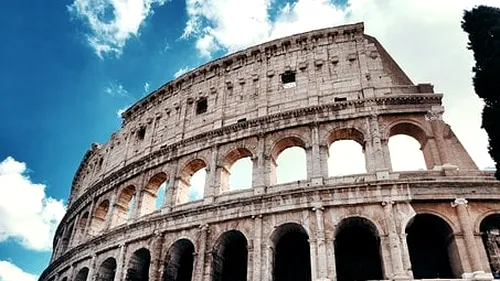 Doi turiști americani au fost amendați cu 800 de euro pentru că au intrat în Colosseumul din Roma să bea bere