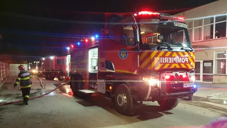 INCENDIU puternic în sectorul 4, la un atelier de producție material lemnos. Pompierii au intervenit cu 13 aurospeciale de stingere