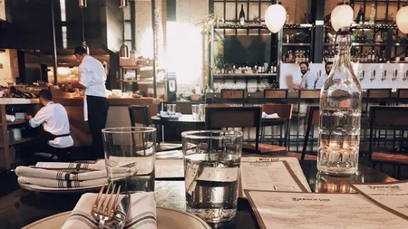 Industria HoReCa protestează: La ora 12.00, patronii și angajații ies în fața unităților unde lucrează. „De la 400.000 de angajați, am rămas 280.000 în 2021”