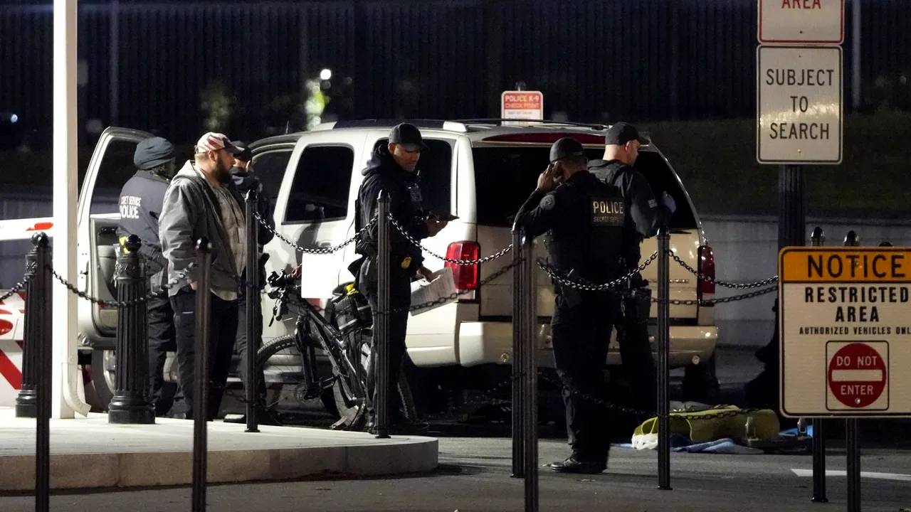 O persoană a fost arestată după ce a intrat cu mașina în gardul Casei Albe