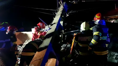 Doi minori de 15 ani au murit și alți trei tineri au fost răniți după ce un șofer de 19 ani a lovit un stâlp, care apoi a căzut peste mașină (VIDEO)