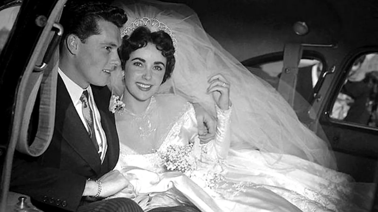 Rochia de mireasă pe care Liz Taylor a purtat-o la prima nuntă, scoasă la licitație