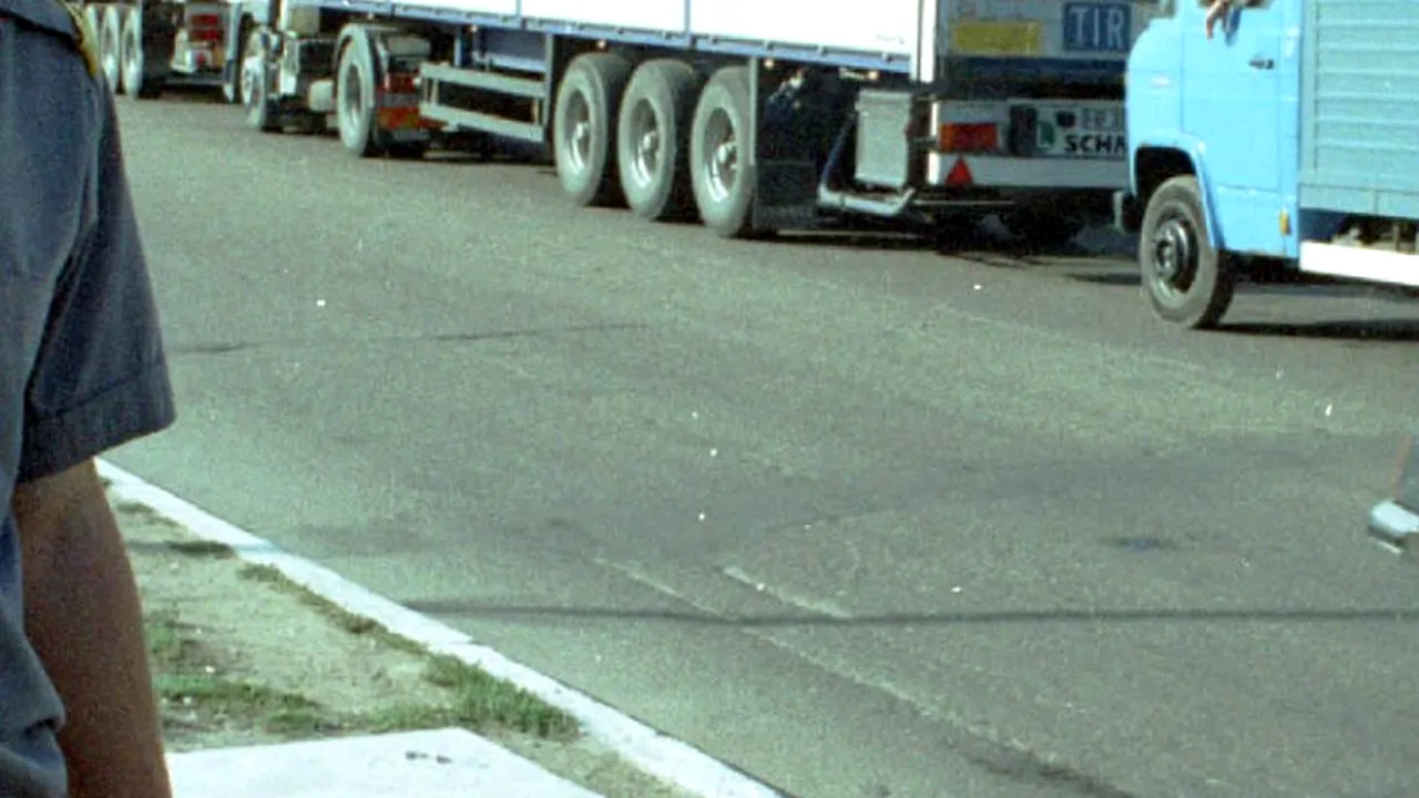 Patru bărbați care au ascuns sub camioane zece pakistanezi, cercetați pentru trafic de migranți