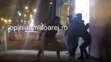 Scandal și bătaie chiar lângă sediul Poliției din Timișoara: Oamenii legii au ajuns prea târziu la locul incidentului - VIDEO 
