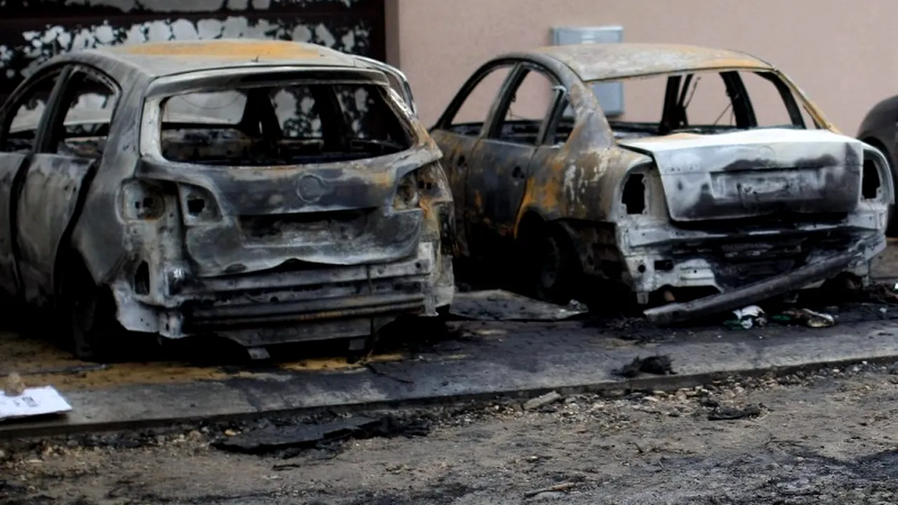 Trei tineri din Botoșani, suspectați că au incendiat mai multe mașini, dați în urmărire internațională