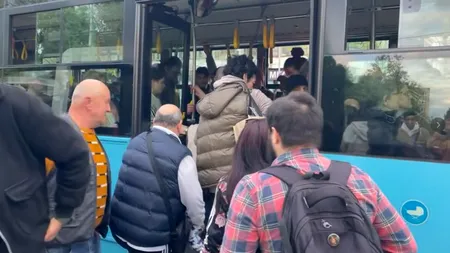 Revoltă într-o stație STB, un autobuz a întârziat 40 de minute și a venit plin ochi. Călătorii rămași afară: „Mai vreți să scumpiți și călătoria”