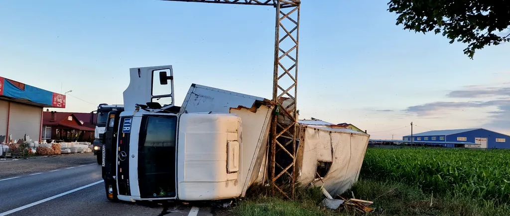 VIDEO | Mesaj Ro-Alert inedit: Locuitorii unei comune din Neamț au fost avertizați de pericolul să fie înțepați de albine după ce un camion cu stupi s-a răsturnat pe E 85