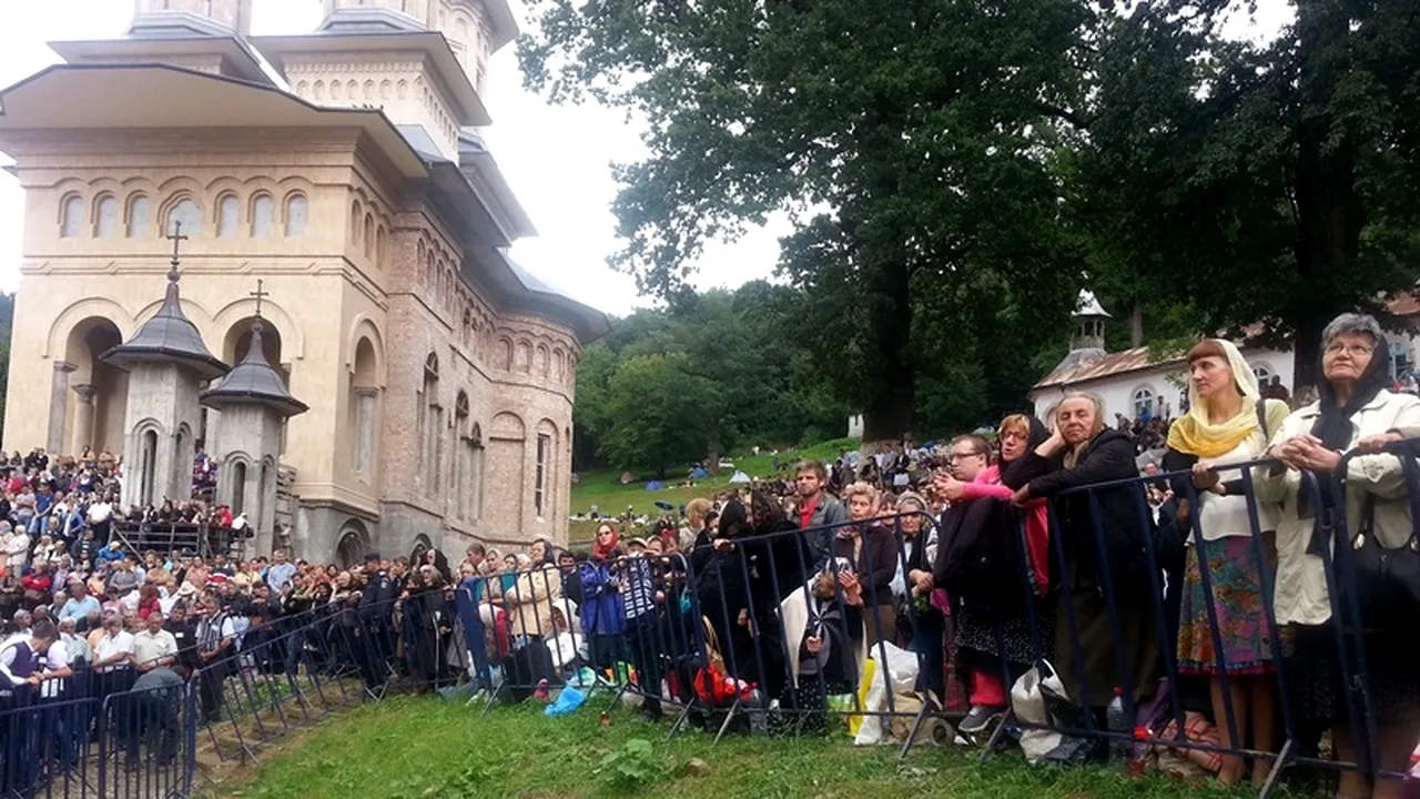 Peste 150 de pelerini la Nicula, îngrjiți de medici din cauza unor lipotimii, înțepături de insecte