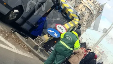 VIDEO | Cât de tare a lovit autocarul cu turiști greci limitatorul de înălțime de la Pasajul Unirii? Momentul impactului