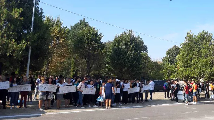 Situație dramatică în învățământul românesc | Protest și ore ținute în curtea școlii, la un colegiu din Craiova. Elev: Nu avem săli de clasă - VIDEO 