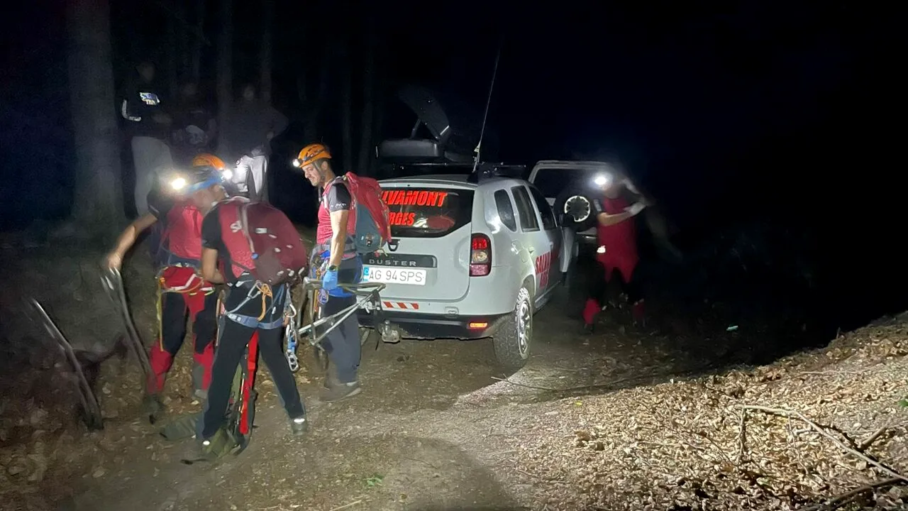 Descoperire macabră în apropiere de Câmpulung. Cadavrul unui bărbat a fost găsit în mijlocul unei păduri