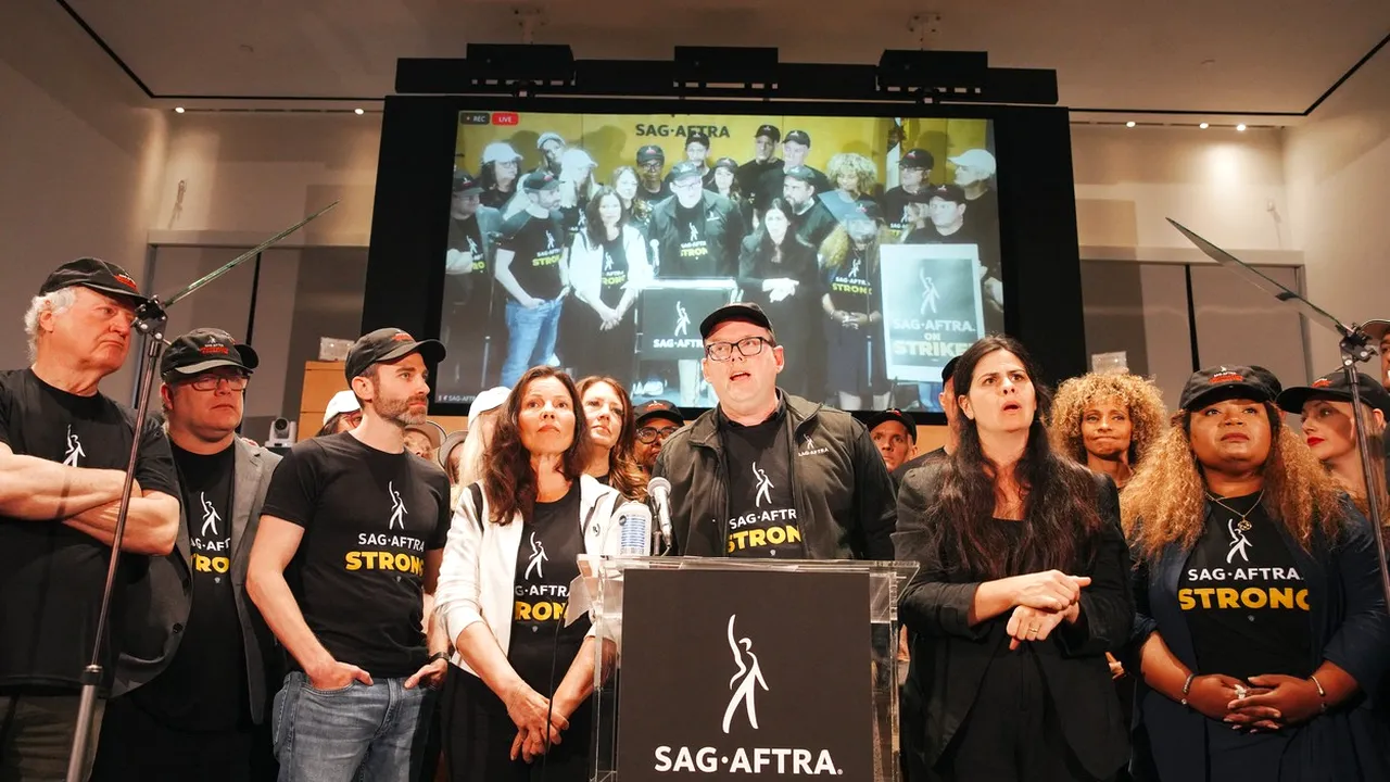 Actorii de la Hollywood intră în grevă alături de scenariști. Este prima mișcare de o asemenea amploare de la cea din 1960