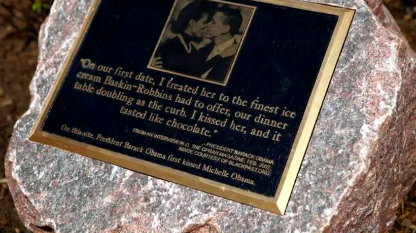 O plăcuță specială, amplasată în fața mall-ului unde Barack Obama a sărutat-o prima dată pe Michelle