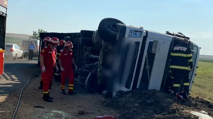 Accident grav în Teleorman: Un camion încărcat cu cereale s-a răsturnat. Șoferul a fost preluat de elicopterul SMURD