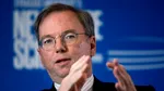 Eric Schmidt, fost CEO Google, huiduit de absolvenții Universității din Arizona, când ținea un discurs despre inteligența artificială