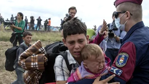 Ungaria pregătește mobilizarea armatei pentru a-i opri pe refugiați la frontieră. Soldații fac deja exerciții la granița cu Serbia