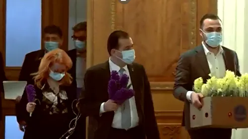 Ludovic Orban a împărțit flori în Parlament, fără mănuși: „Nu pot fi un transmițător al bolii. M-am spălat pe mâini”