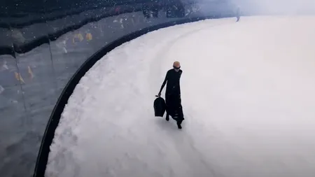 Cu cât vinde Balenciaga noul model de geantă inspirat de sacii de gunoi