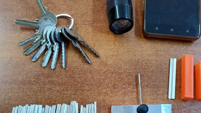 Doi bărbați din Capitală au vrut să jefuiască un apartament folosind mai multe chei și instrumente