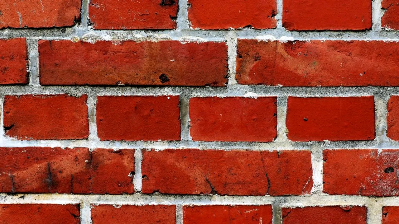 Un angajat din Tulcea a inventat cărămida ecologică din granule de sticlă reciclată