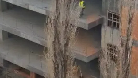 VIDEO. Un muncitor aruncă moloz cu roaba, de la etajul 3 al unui bloc: „Ne omoară încet”