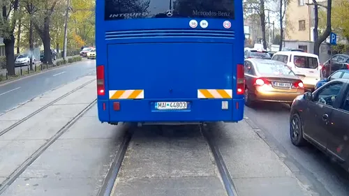 Amenda uriașă primită de șoferul autocarului Jandarmeriei, filmat circulând agresiv și cu vitează pe linia de tramvai. VIDEO