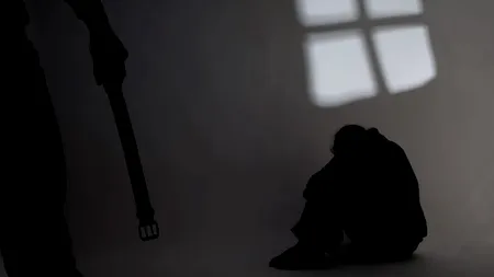 Caz ȘOCANT în Constanța. Un minor cu dizabilități a fost ținut într-un grajd de tatăl său. „Mănâncă pufuleți”