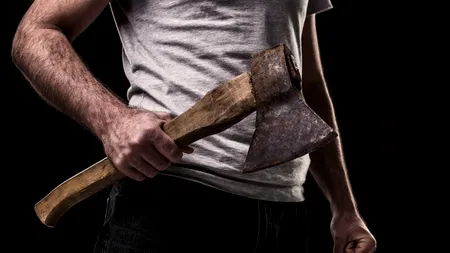 CRIMĂ îngrozitoare comisă dintr-o gelozie blonavă în Buzău. Un bărbat și-a ucis soția cu un topor, chiar în fața copilului de numai 2 ani