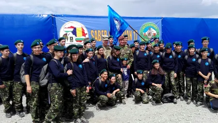 Frați gemeni de 17 ani, impresionați de exercițiul militar din Poligonul Cincu: 