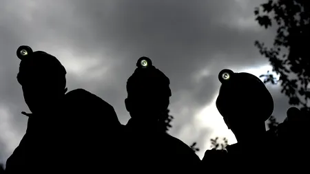 SUTE de mineri din Oltenia, în GREVĂ. Un lucrător a venit cu UN JUG la gât