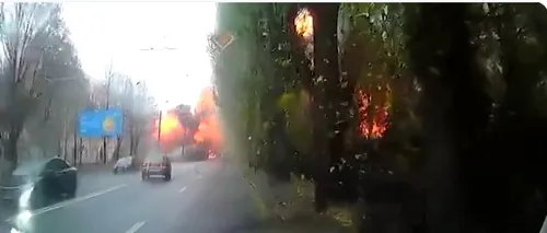 VIDEO - Imagini incredibile: O rachetă rusească lovește o stradă intens circulată dintr-un oraș din Ucraina / Zelenski: „Încă o dovadă că teroriștii vor pace”