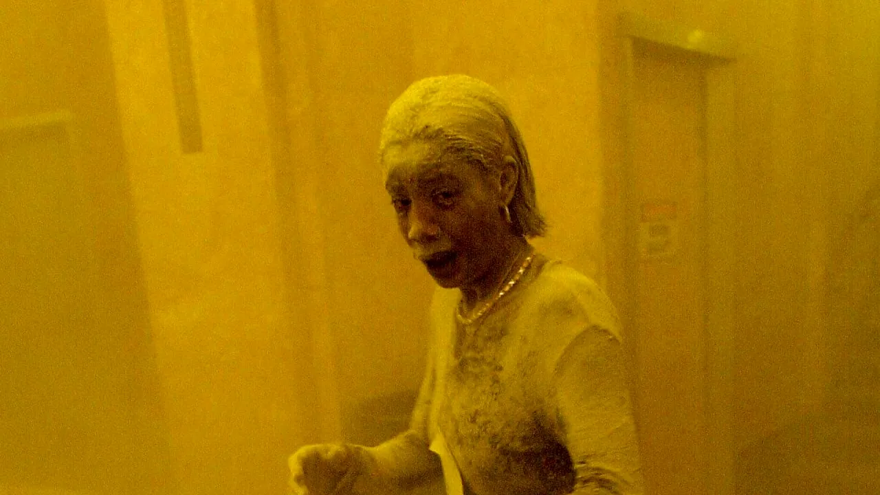 „The Dust Lady”. Fiica supraviețuitoarei atentatelor din 11 septembrie, acoperită de praf şi cenuşă, își amintește de trauma prin care a trecut mama sa