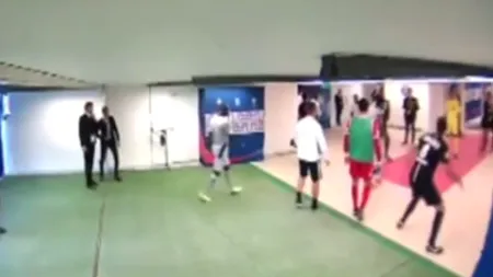 Atacantul Brandao l-a lovit cu capul în față pe un jucător de la PSG, după finalul meciului. Momentul a fost surprins de o cameră de supraveghere