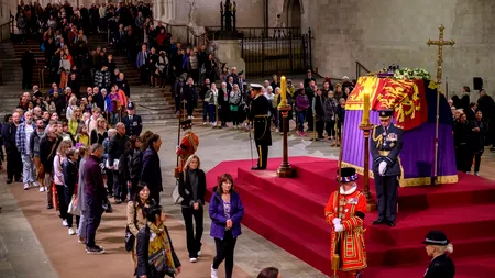 O importantă platformă de comerț online a oprit de la vânzare brăţările de acces la coada de la sicriul reginei Elisabeta a II-a: „Aceste articole încalcă politicile noastre şi le eliminăm de pe site-ul nostru”