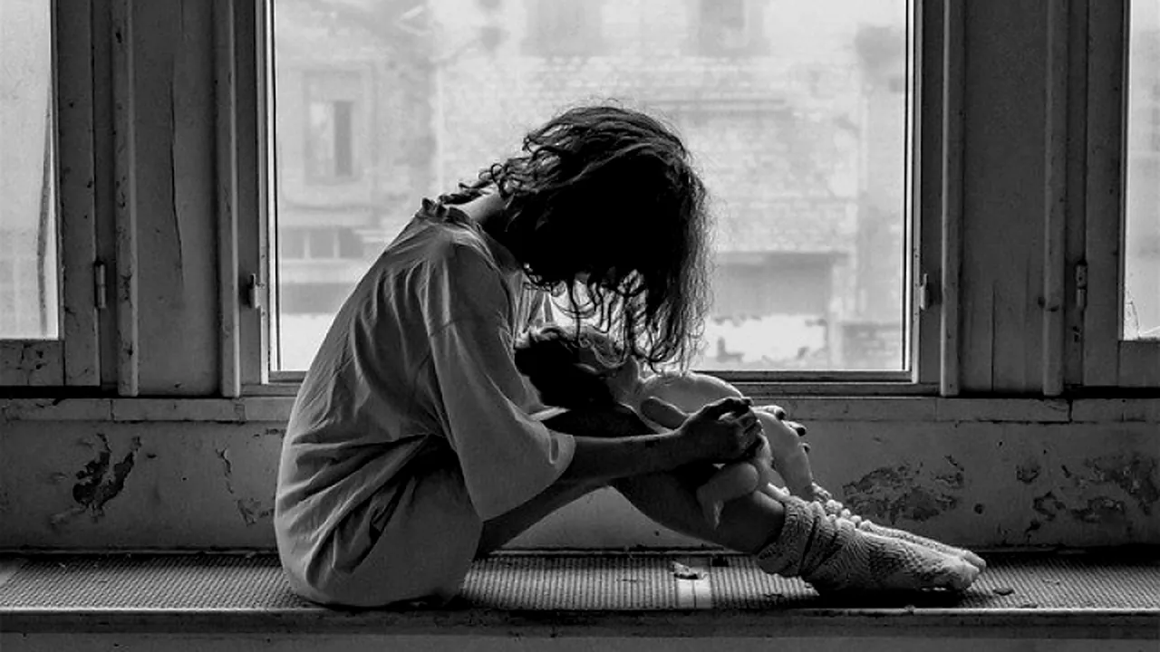 Incest: O tânără abandonată la naștere din Negrești-Oaș a întreținut relații intime cu tatăl ei natural. Ce doi susțin că s-au îndrăgostit unul de altul