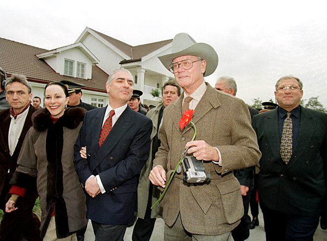 Larry Hagman în vizită la Southfork Ranch de Slobozia. Cu Ilie Alexandru și prințul Paul