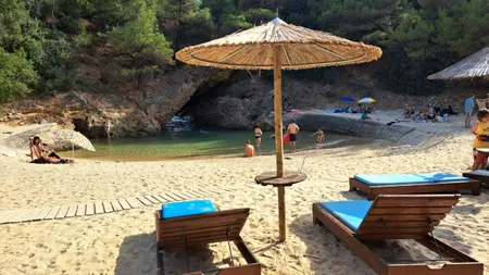Cât COSTĂ, de fapt, un șezlong pe Insula Thasos / Unde nu se poate sta pe prosop